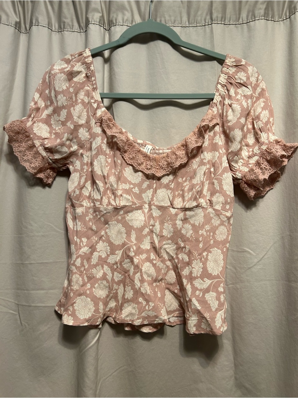 American Eagle Outfitters Pink Floral Lace-Trim Puff Sleeve Top
